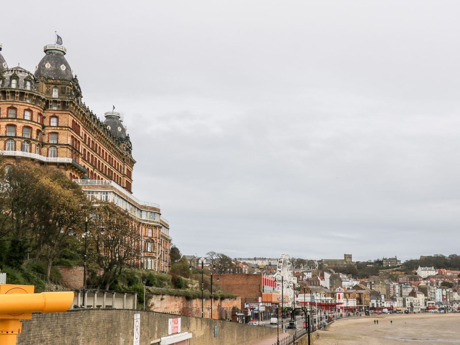 Une ville côtière dotée d’une architecture historique, notamment un bâtiment remarquable avec plusieurs dômes et une promenade en bord de mer.