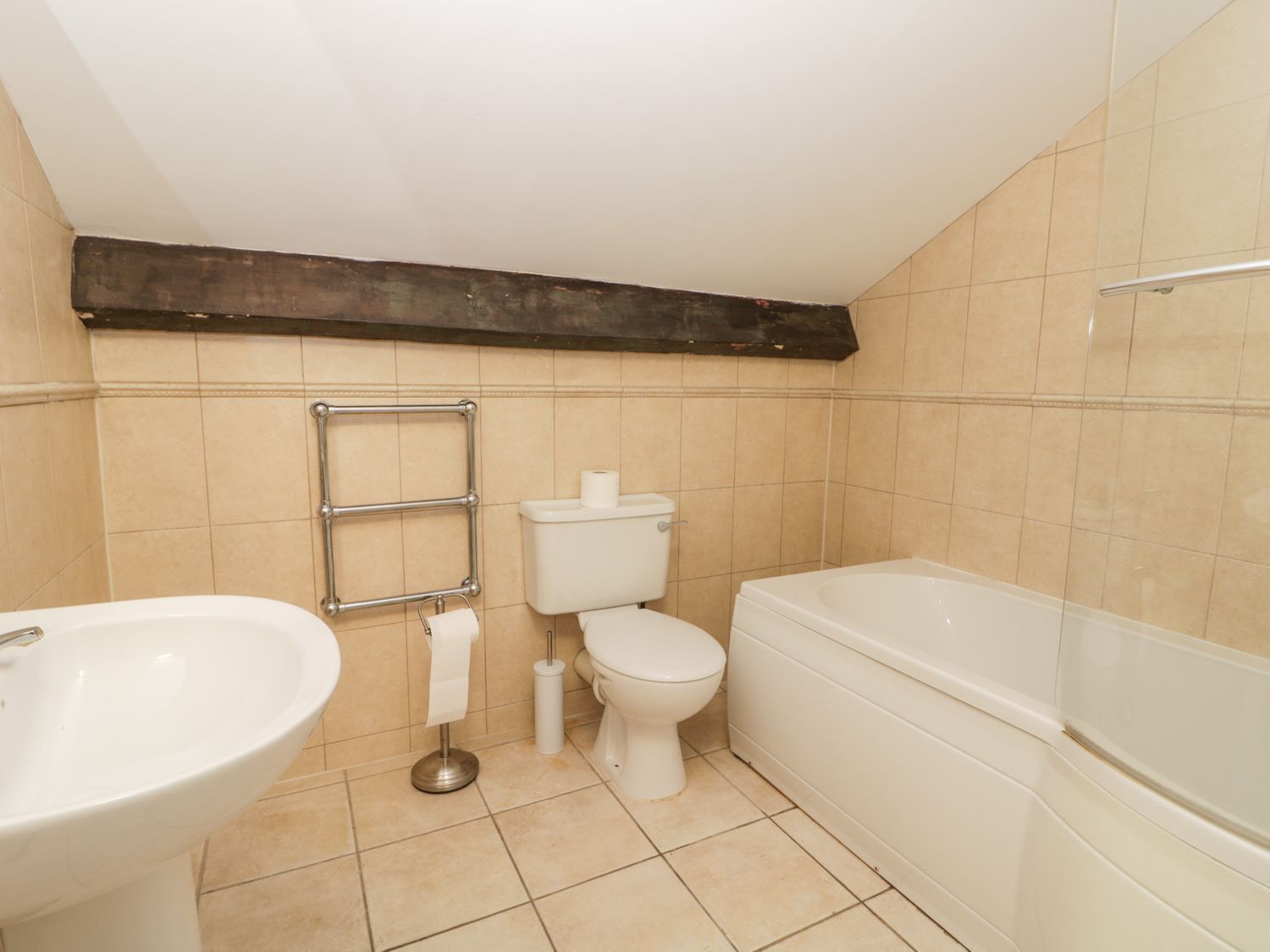 Une salle de bain avec un lavabo, des toilettes et une baignoire.