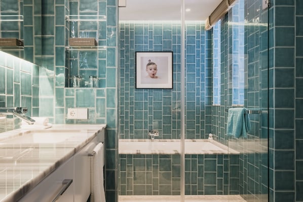 A modern bathroom with a glass shower enclosure, a large mirror, and a framed picture on the wall. - Hotel El Vicenç de la Mar - Adults Only (+12) (Pollenca)