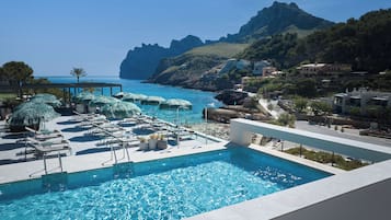 Piscina interna, piscina externa, funciona das 10h às 18h, guarda-sóis