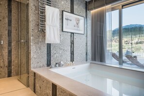 Suite, gedeeltelijk uitzicht op zee (Penthouse) | Badkamer | Gratis toiletartikelen, een haardroger, badjassen, pantoffels