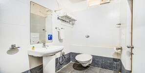 Shower, towels, soap, shampoo - Hotel Scarlet (Bengaluru)