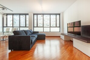 Apartment | Living area | 50-inch flat-screen TV with cable channels, TV - easyhomes - Madonnina view (Milan)
