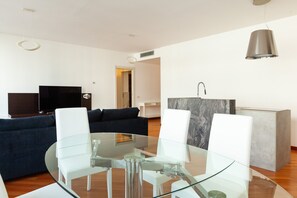 Apartment | Living area | 50-inch flat-screen TV with cable channels, TV - easyhomes - Madonnina view (Milan)