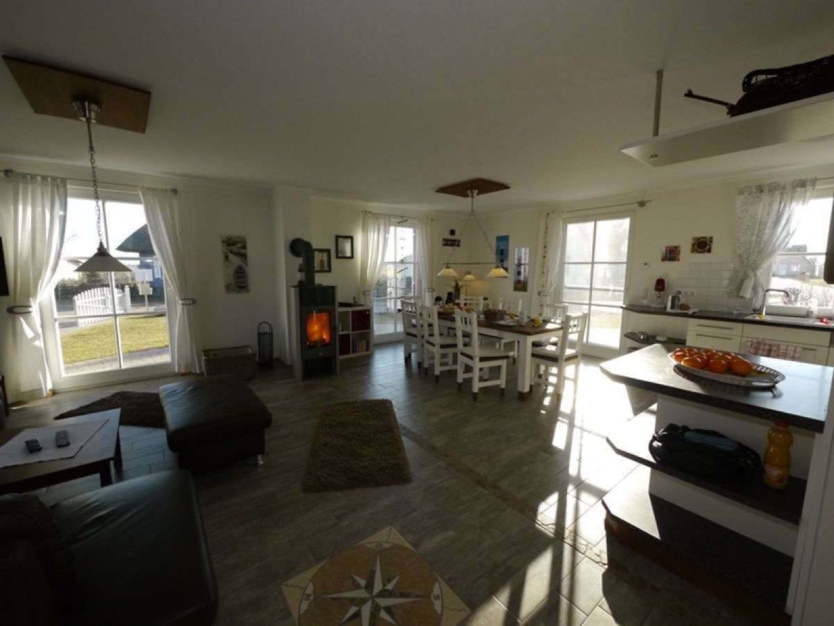 Een televisie, een open haard, boeken en een stereo