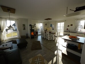 TV, peis, bøker og stereoanlegg