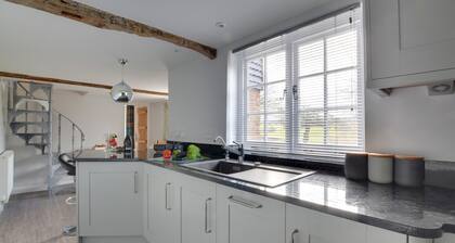 Well Cottage - One Bedroom House, Sleeps 2