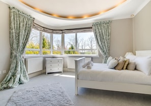 4 bedrooms, iron/ironing board, free WiFi, bed sheets
