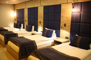 家庭四人房 | 免費迷你吧物品、書桌、筆電工作空間、免費無線上網