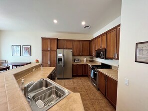 Een koelkast, een magnetron, een oven, een kookplaat