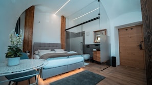 1 bedroom, desk, travel cot, WiFi