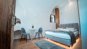 1 bedroom, desk, travel crib, WiFi