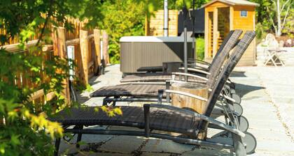 Historic Chalet Neuhaus - with open air jacuzzi & infrared sauna!