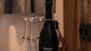 Eine Prosecco-Flasche auf einem Tisch mit zwei Weingläsern.