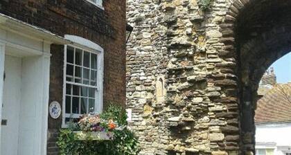 Providence Cottage - Two Bedroom House, Sleeps 4