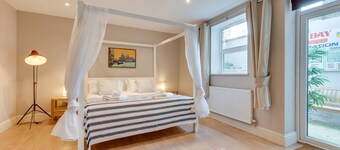 Beachside Hideaway - Two Bedroom Apartment, Sleeps 4