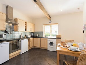 Oven, dishwasher, cookware/dishes/utensils, freezer