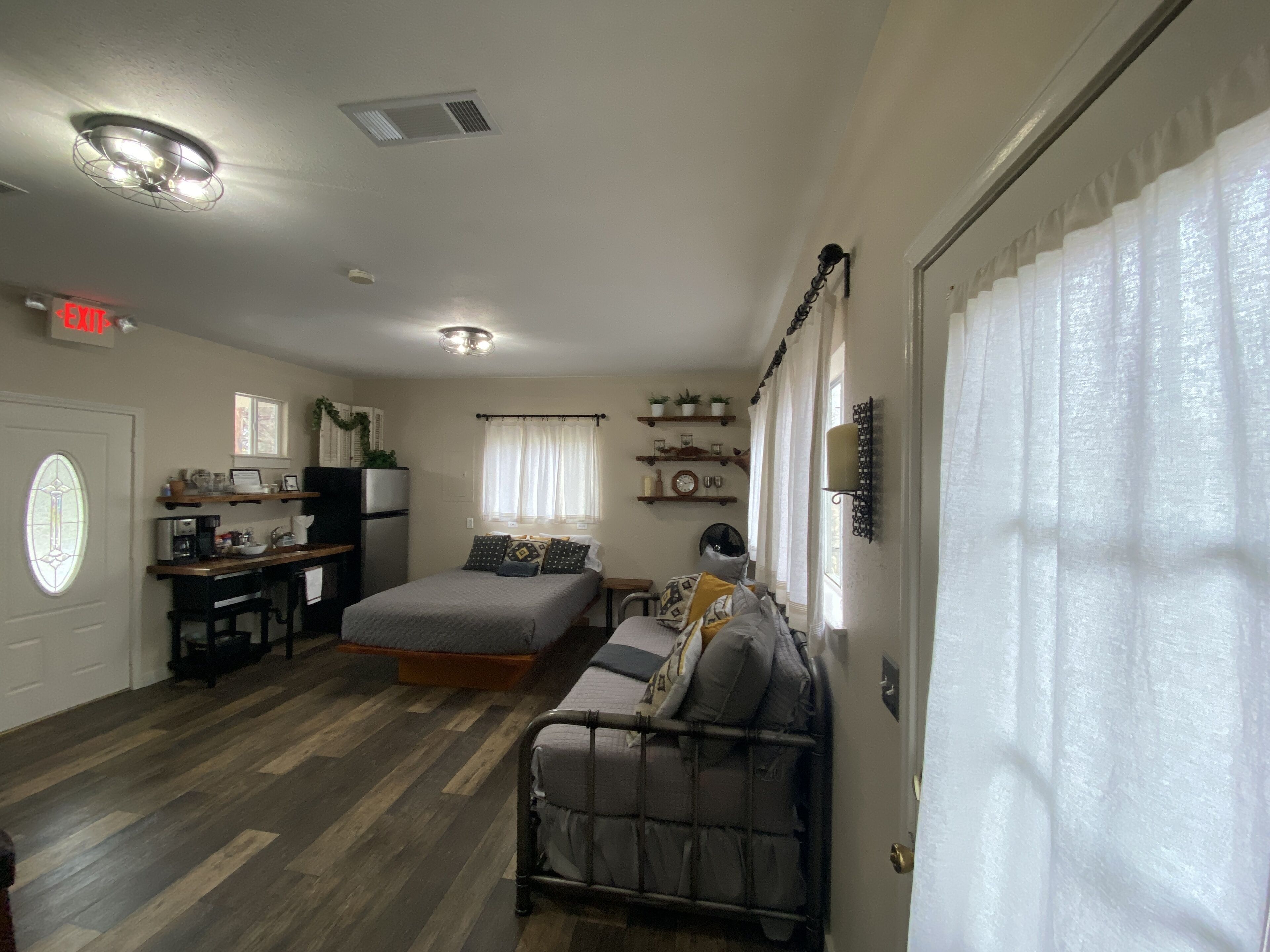 1 slaapkamer, een strijkplank/strijkijzer, gratis wifi, beddengoed