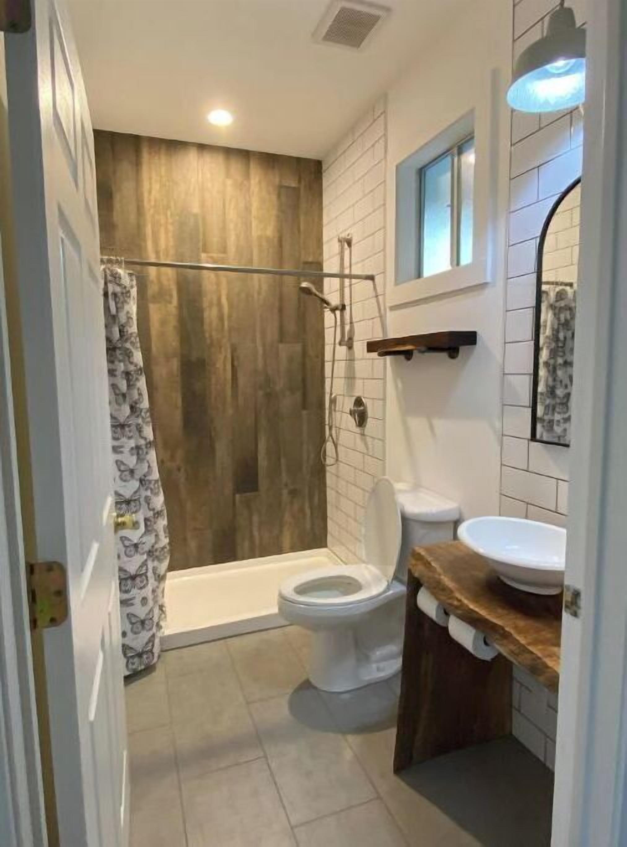 Dusch, hårtork, handdukar och tvål