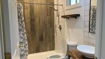 シャワー、ヘアドライヤー、タオル、石鹸