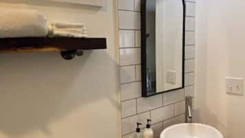 シャワー、ヘアドライヤー、タオル、石鹸