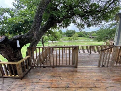 Creek Front Cabin in heart of Salado