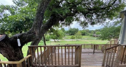 Creek Front Cabin in heart of Salado
