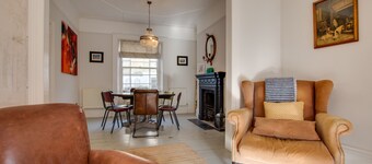 West Ascent - Four Bedroom House, Sleeps 11