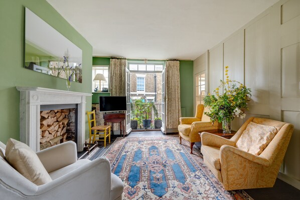 TV, fireplace