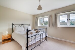 2 bedrooms, iron/ironing board, free WiFi, bed sheets