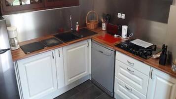 Een koelkast, een microgolfoven, een kookplaat, een vaatwasser