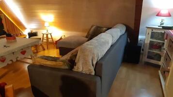 Televisie, een stereo en een kantoor