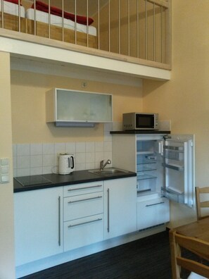 KĂŒhlschrank, Herdplatte, Wasserkocher mit Kaffee-/Teezubehör