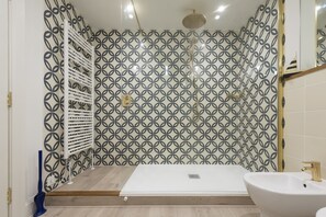 Combined shower/tub, hair dryer, bidet, towels