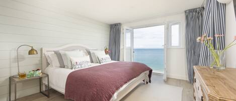 2 bedrooms, internet, bed sheets