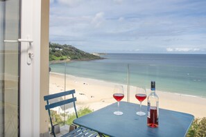Outdoor dining - Emerald -  Free Parking - Free WiFi - Stunning Sea Views (Carbis Bay)