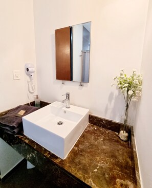 Dusche, Haartrockner, Handtücher, Seife