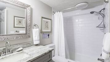 Ensemble douche/baignoire, sĂšche-cheveux, serviettes fournies, savon