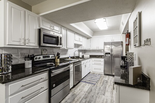 雪櫃、微波爐、焗爐、爐具