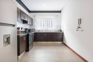 電子レンジ、トースター、調理器具と食器