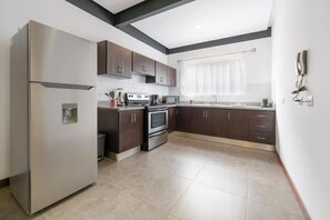 Mikrowelle, Toaster, Kochgeschirr/Geschirr/Besteck