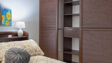 2 bedrooms, desk, WiFi