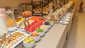 A buffet with various food items and utensils. - Verano Pajuçara by Tropicalis (Maceió)