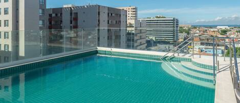 Udendørs pool, parasoller, liggestole