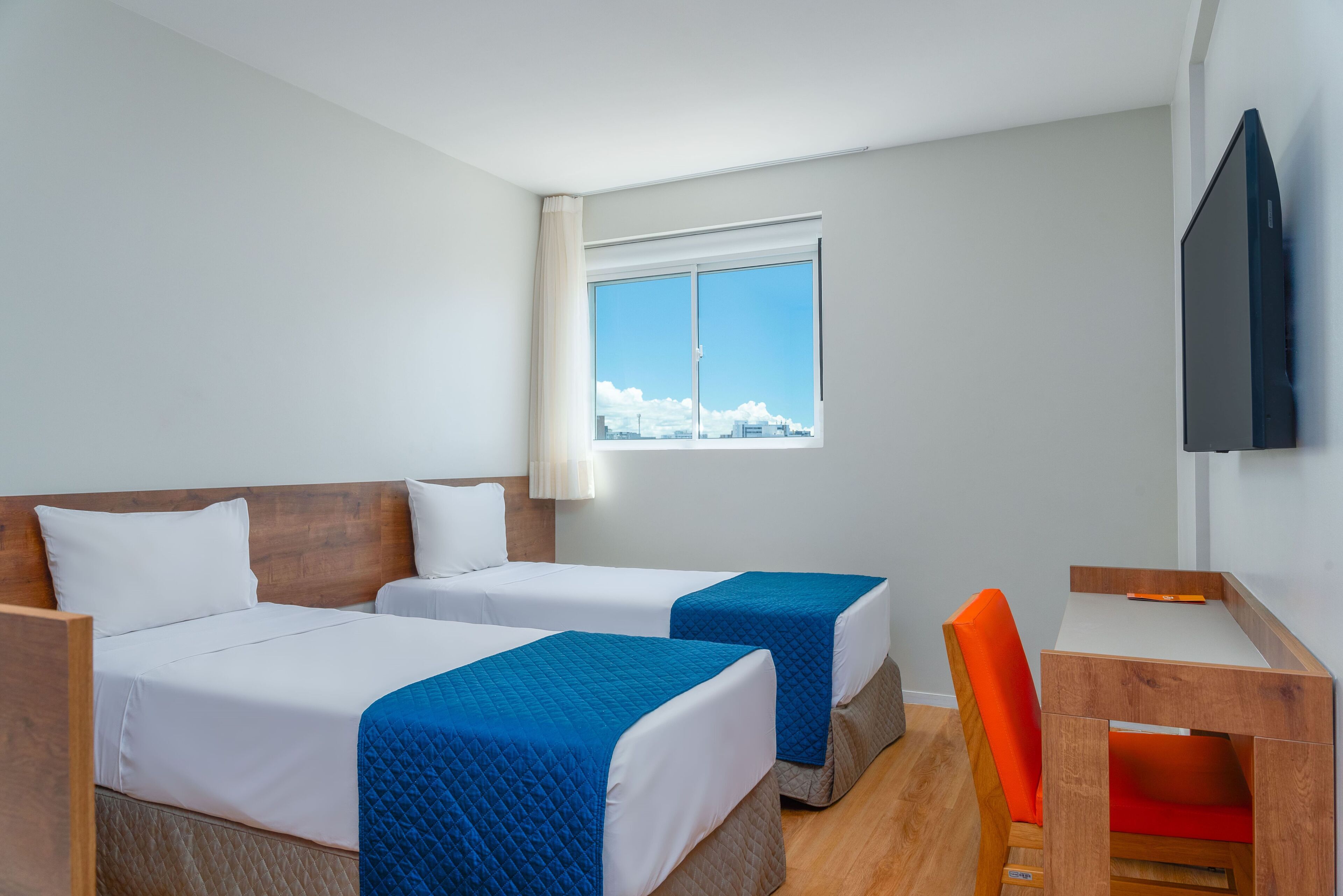 standard twin room, 2 single beds | 1 bedroom, minibar, in-room safe, desk