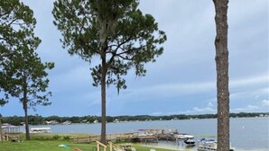 Een park aan het meer met picknicktafels, een steiger en bootjes.