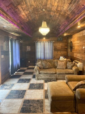 TV - Iron Horse Lakes - remote getaway near Wichita, Newton and Hutchinson, KS (Burrton)