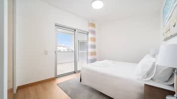 2 bedrooms, travel cot, free WiFi, bed sheets