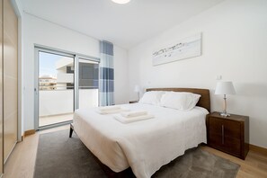 2 bedrooms, travel crib, free WiFi, bed sheets - Sleek New Apartment /Lagos /Algarve (Lagos)