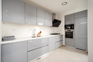Geladeira, micro-ondas, fogão, cooktop